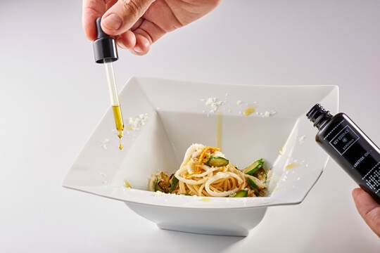 Spaghetti con calamaretti, zucchine in fiore e pecorino con Olio di Lentisco